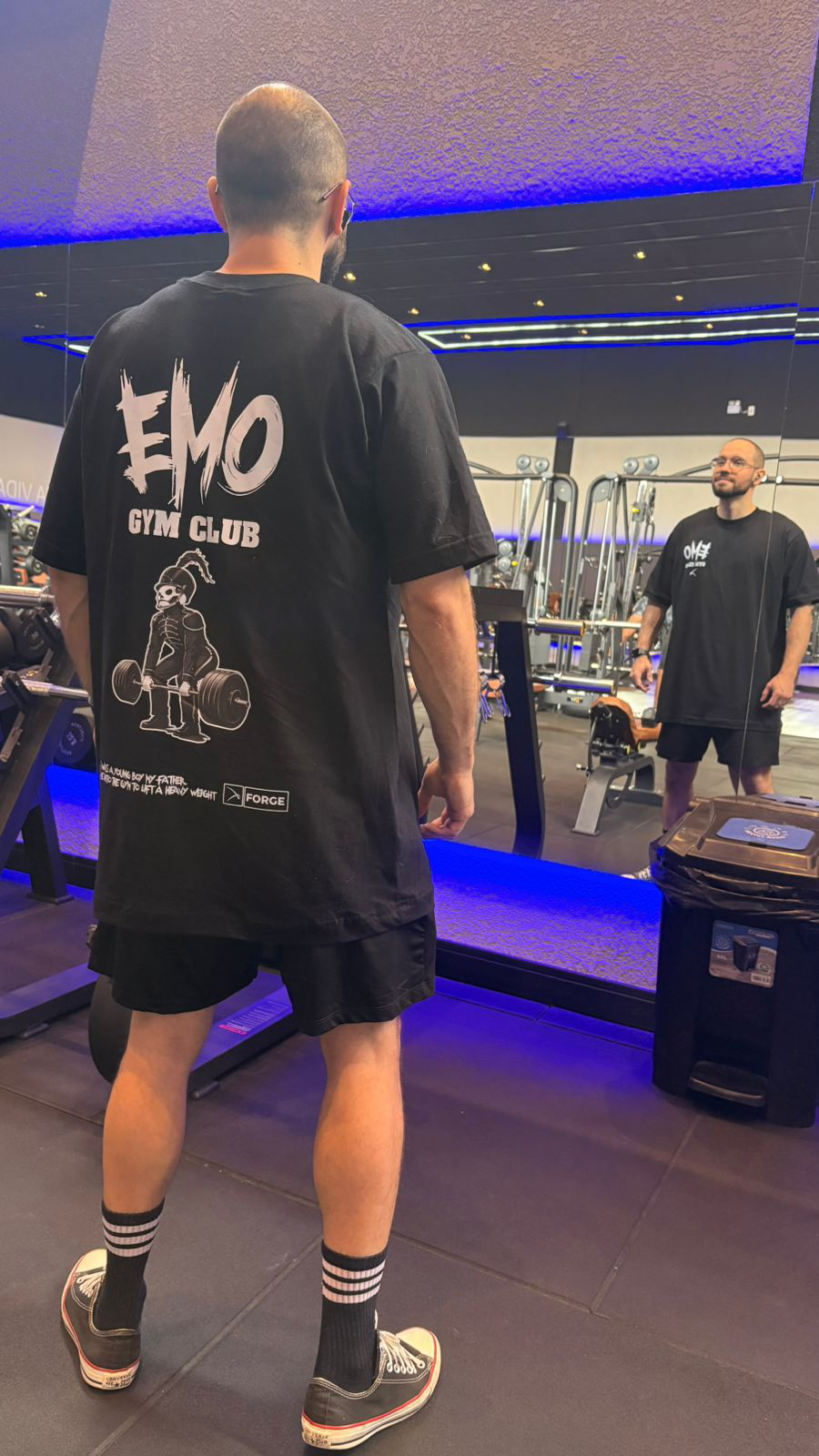 Cliente usando camiseta Emo Gym Club